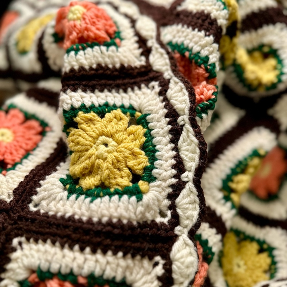 Vintage Cozy Colorful Hand Crochet Granny Squares With Scalloped Edge Afghan - Picture 2 of 5